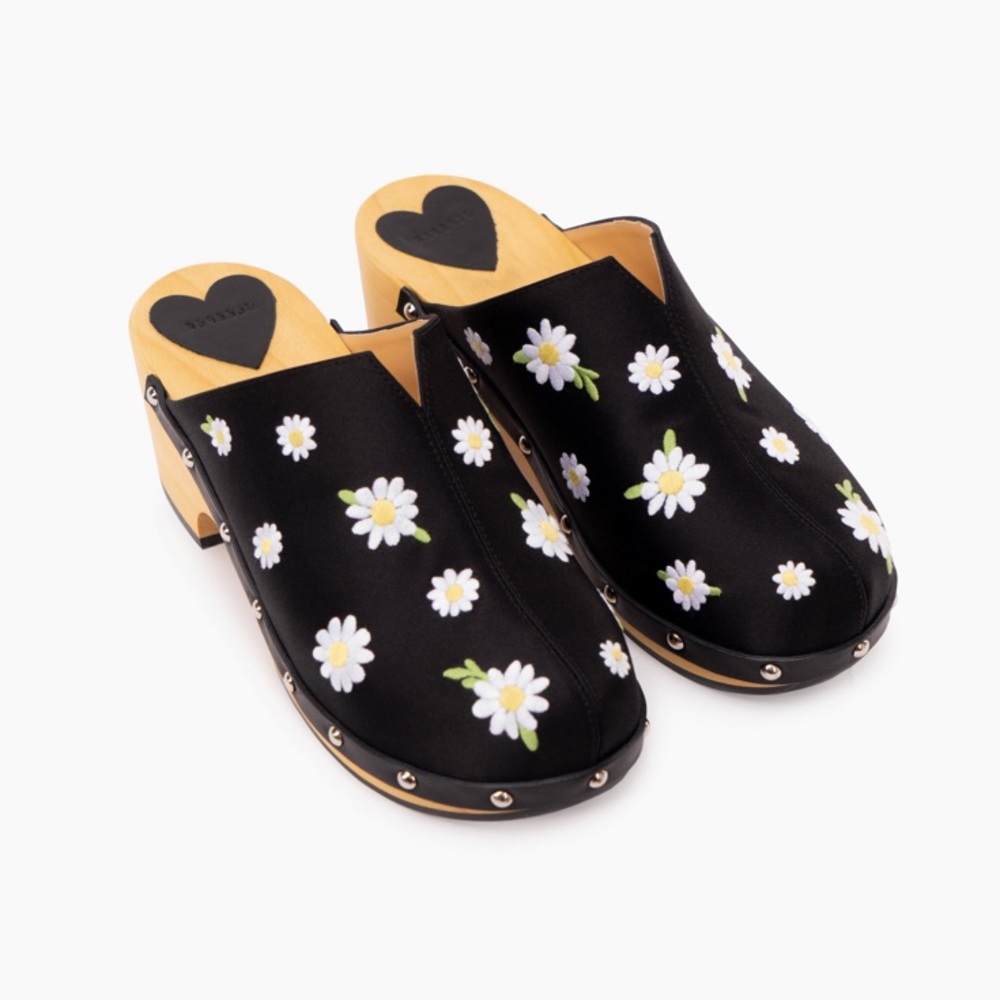 Sleeper Matilda Daisies Embroidered Clogs in Black Size 7